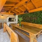 Traumhaftes Apartment Nur 250 Meter Zum Strand Mit Meerblick, Pool, Grillbereich, Privatparkplatz
