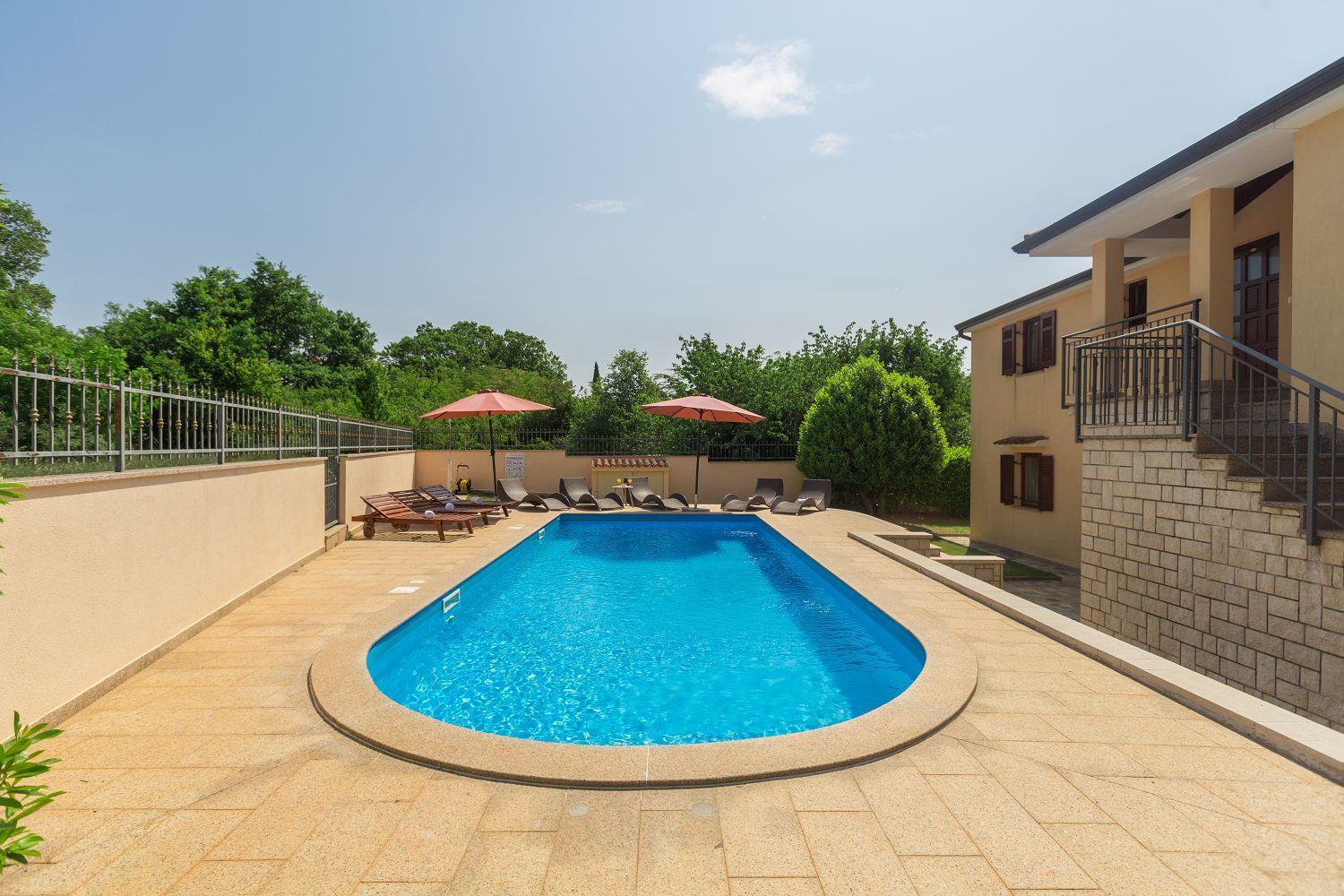 Traumhaftes Nur 250 Meter Zum Mit Meerblick, Pool, Grillbereich, Privatparkplatz Poreč