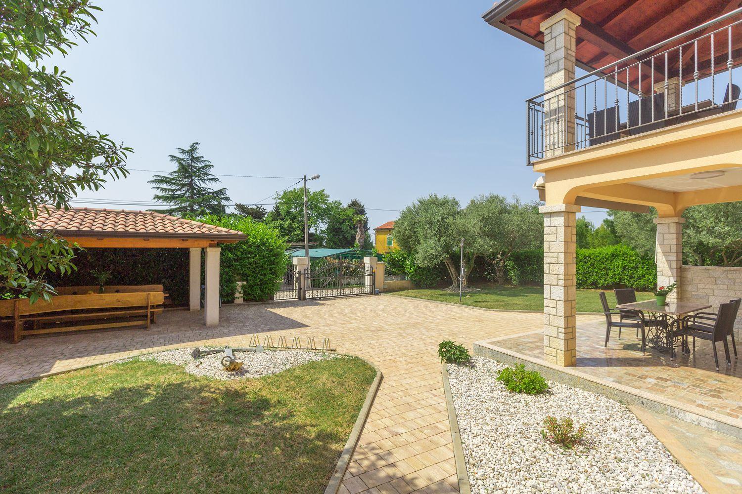 Traumhaftes Nur 250 Meter Zum Mit Meerblick, Pool, Grillbereich, Privatparkplatz * Poreč