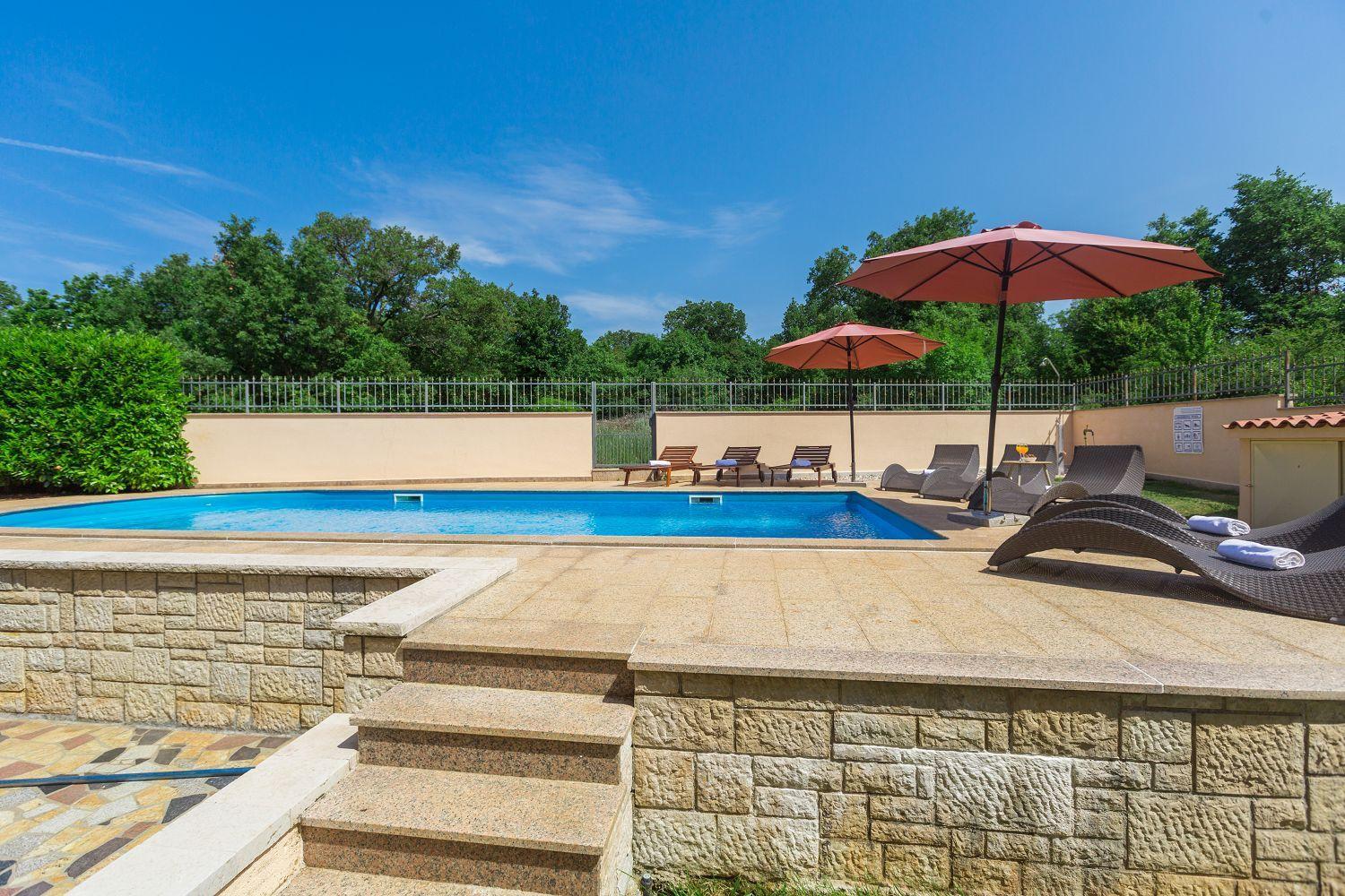 Traumhaftes Nur 250 Meter Zum Mit Meerblick, Pool, Grillbereich, Privatparkplatz Poreč