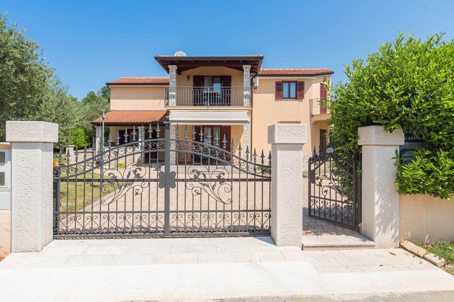 Traumhaftes Nur 250 Meter Zum Mit Meerblick, Pool, Grillbereich, Privatparkplatz Apartment Poreč