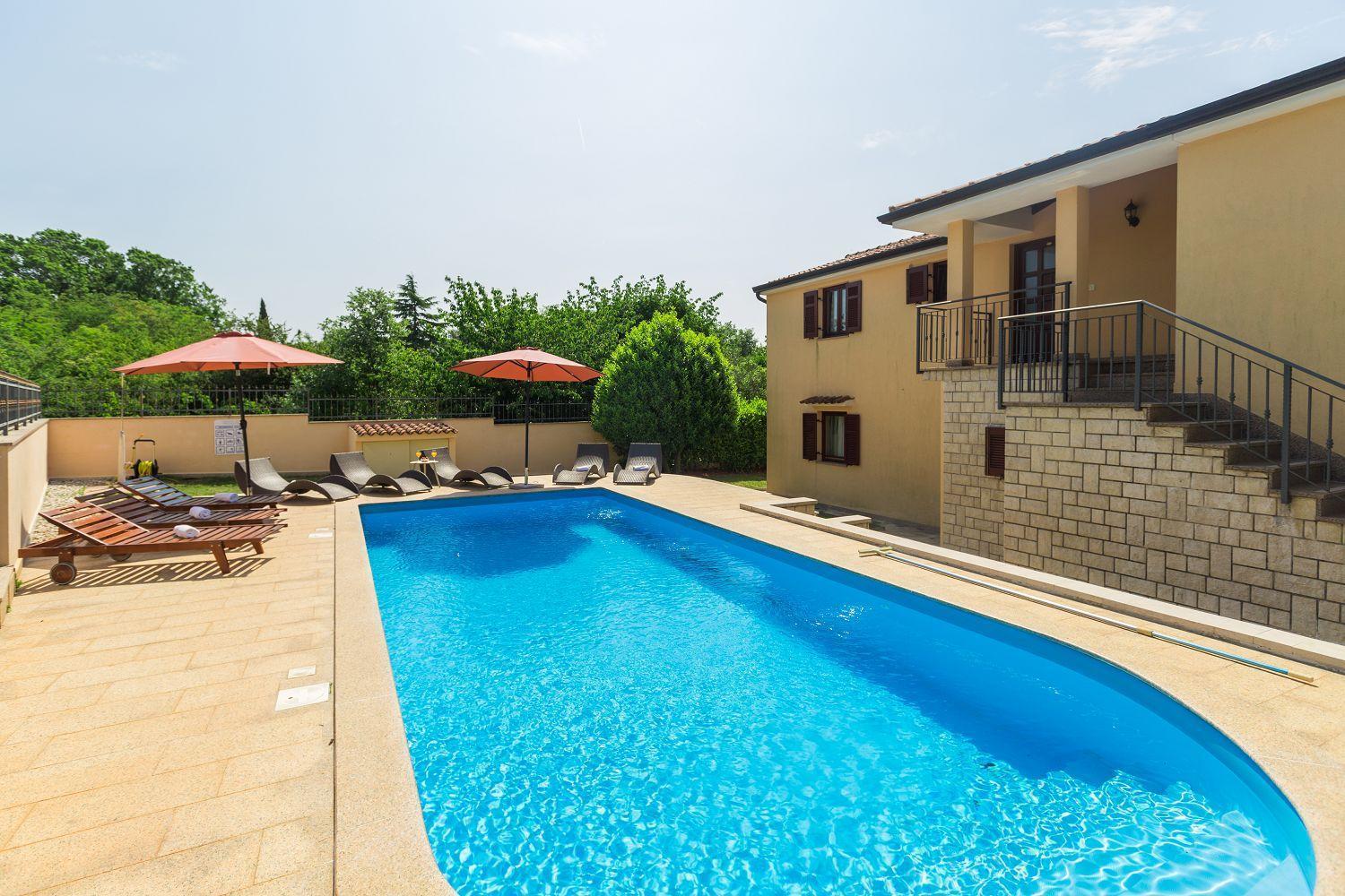 Traumhaftes Nur 250 Meter Zum Mit Meerblick, Pool, Grillbereich, Privatparkplatz * Poreč